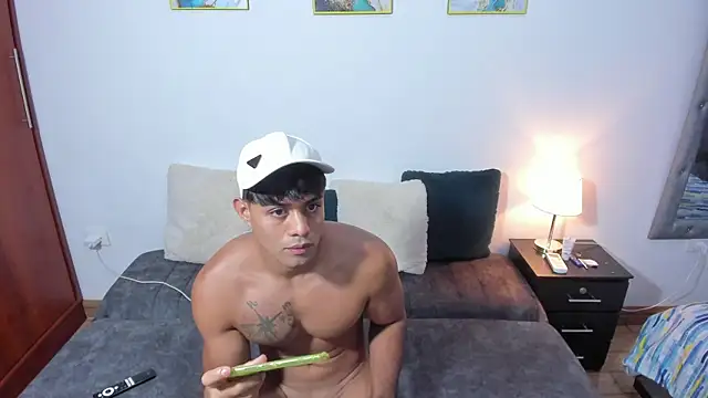 Snapshot of Luciano_and_Marlon chatting on September 17, 2025, 12:40 pm Luciano and Marlon online show from September 17, 2025, 12:40 pm