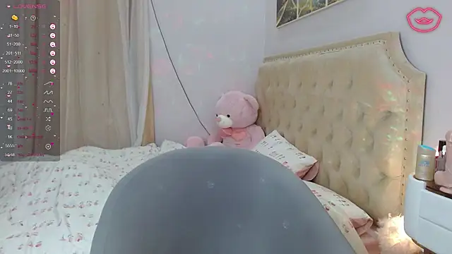 Snapshot of Ly____ chatting on February 12, 2025, 1:06 pm Ly online show from February 12, 2025, 1:06 pm