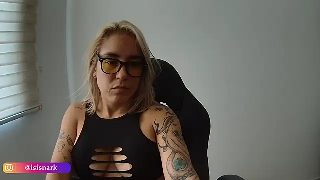 Snapshot of Isis69_ chatting on October 31, 2025, 9:16 pm Isis69 online show from October 31, 2025, 9:16 pm