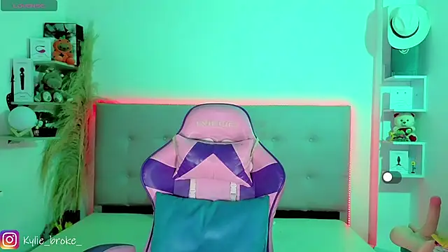 Kylie brokee online show from April 15, 2026, 9:04 pm