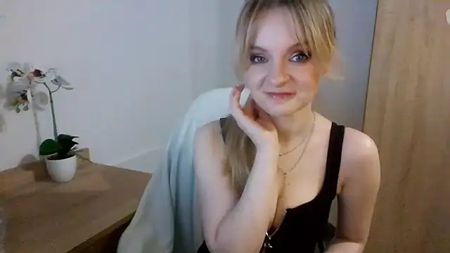 Snapshot of AlmaHoney chatting on March 7, 2025, 12:15 am AlmaHoney online show from March 7, 2025, 12:15 am