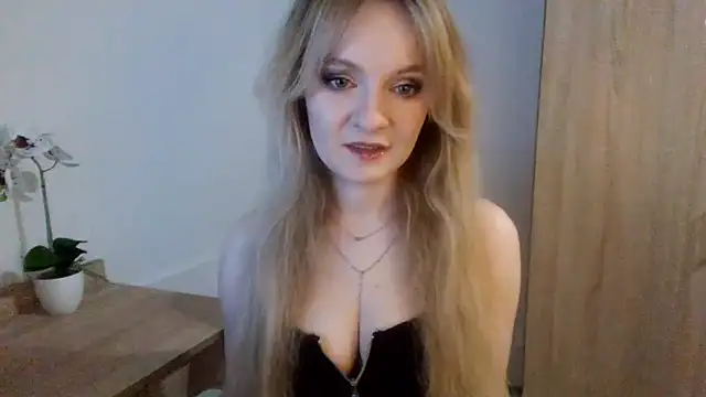 Snapshot of AlmaHoney chatting on March 16, 2025, 9:05 pm AlmaHoney online show from March 16, 2025, 9:05 pm