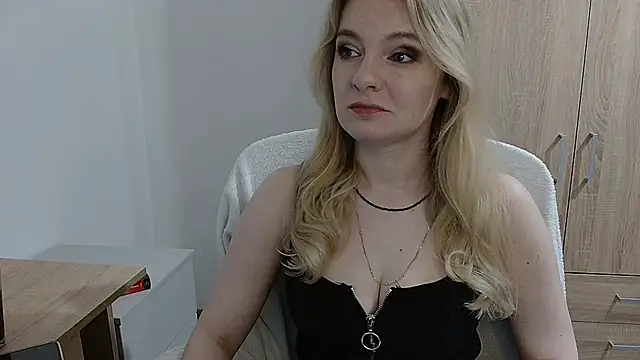 Snapshot of AlmaHoney chatting on May 25, 2026, 8:04 pm AlmaHoney online show from May 25, 2026, 8:04 pm