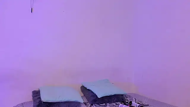 crystalvazquez online show from November 5, 2025, 12:49 pm