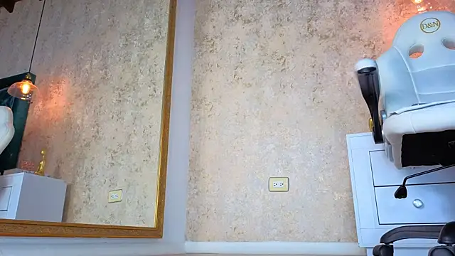 AlessiaLondon online show from November 8, 2025, 2:56 am