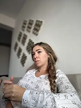 Snapshot of RaquelleDevon chatting on December 16, 2025, 10:20 am RaquelleDevon online show from December 16, 2025, 10:20 am