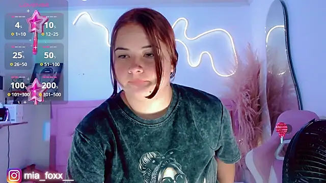 Mia foxx  online show from October 12, 2025, 9:03 pm