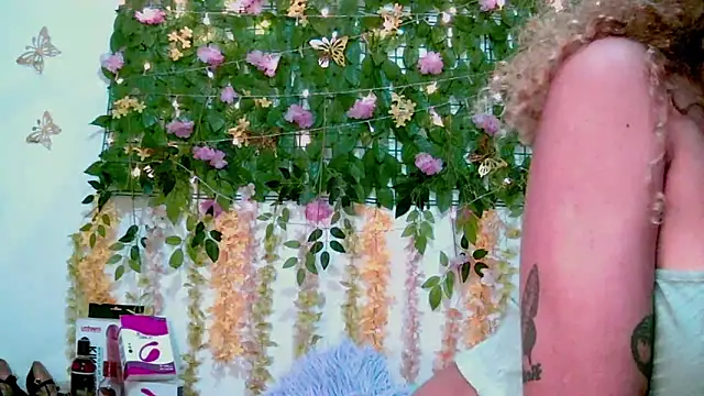 Snapshot of Crysrus chatting on March 1, 2026, 7:38 pm Crysrus online show from March 1, 2026, 7:38 pm