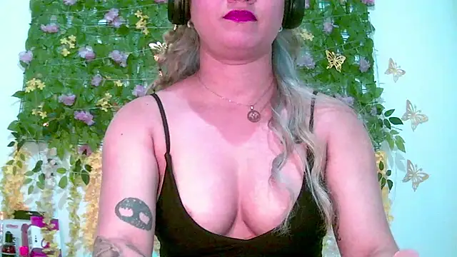 Snapshot of Crysrus chatting on May 4, 2026, 6:59 pm Crysrus online show from May 4, 2026, 6:59 pm
