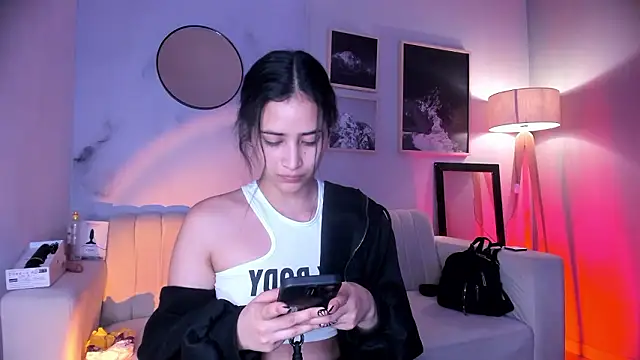 lara madisson online show from February 9, 2026, 5:33 am