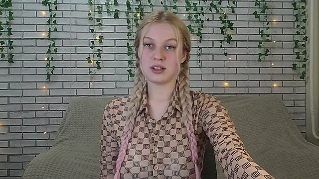 Snapshot of EmiliaDuchess chatting on December 13, 2024, 5:10 pm EmiliaDuchess online show from December 13, 2024, 5:10 pm