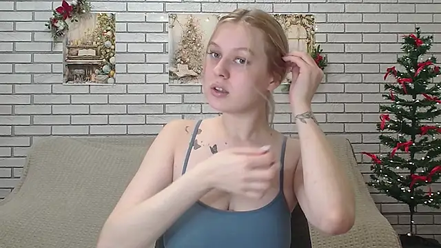 Snapshot of EmiliaDuchess chatting on December 19, 2024, 8:34 am EmiliaDuchess online show from December 19, 2024, 8:34 am