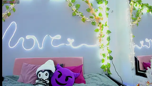 YouliteSllut2 online show from December 18, 2024, 8:36 pm