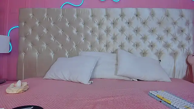 Snapshot of Julieta_Cortes__ chatting on February 12, 2026, 12:11 pm Julieta Cortes online show from February 12, 2026, 12:11 pm