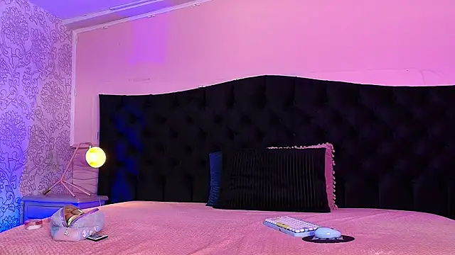 Julieta Cortes   online show from April 9, 2026, 12:10 pm