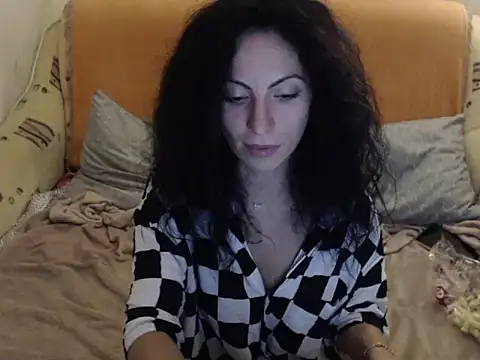 Emmatoo online show from November 1, 2025, 10:45 pm