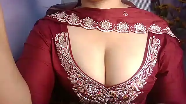 Snapshot of KhwahisHH chatting on November 2, 2025, 4:31 pm KhwahisHH online show from November 2, 2025, 4:31 pm