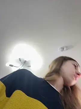 KateRedgar online show from October 27, 2025, 2:32 pm