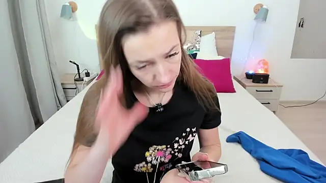 KateRedgar online show from February 4, 2026, 2:45 pm