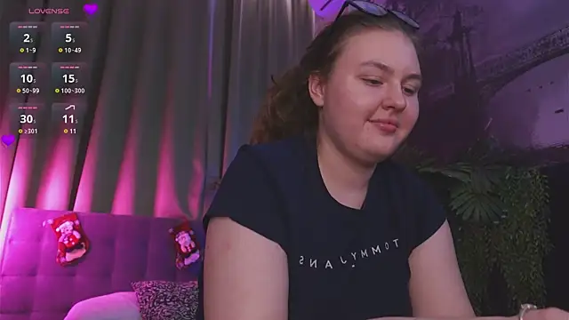 Mia  Peach online show from December 8, 2024, 4:14 am