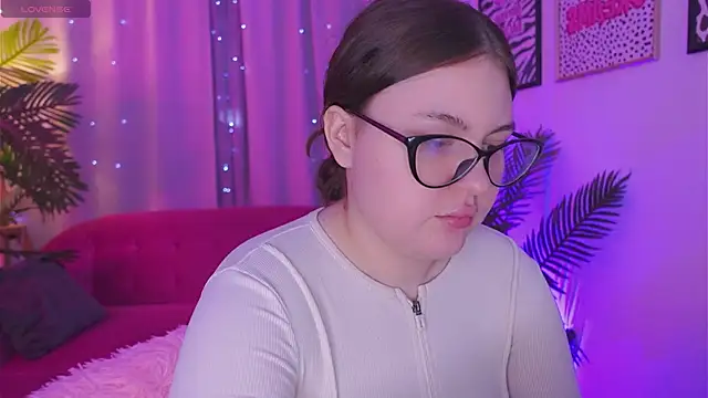 Mia  Peach online show from March 18, 2025, 12:05 am