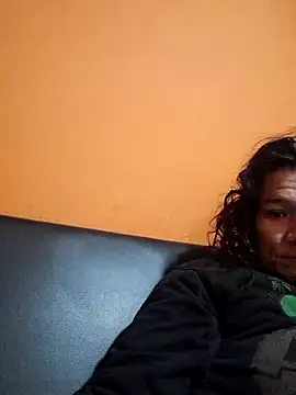 miicheele32 online show from February 5, 2025, 4:36 pm