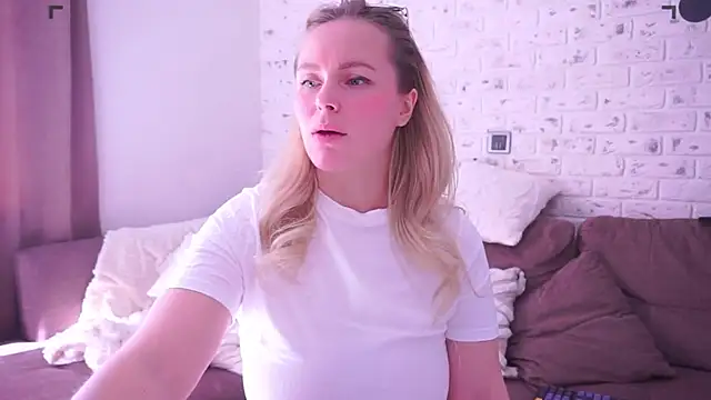 Snapshot of Charming_Daphny chatting on March 20, 2025, 6:52 am Charming Daphny online show from March 20, 2025, 6:52 am