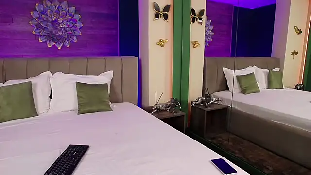 Snapshot of LoraDevine chatting on October 25, 2025, 7:52 pm LoraDevine online show from October 25, 2025, 7:52 pm