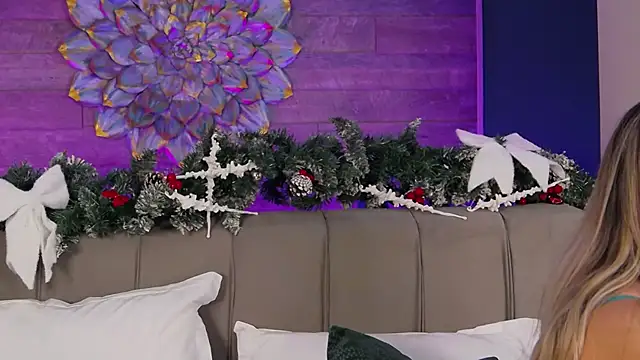 Snapshot of LoraDevine chatting on December 15, 2025, 8:35 pm LoraDevine online show from December 15, 2025, 8:35 pm