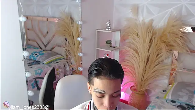 Jonesliam23 online show from November 11, 2025, 7:47 pm