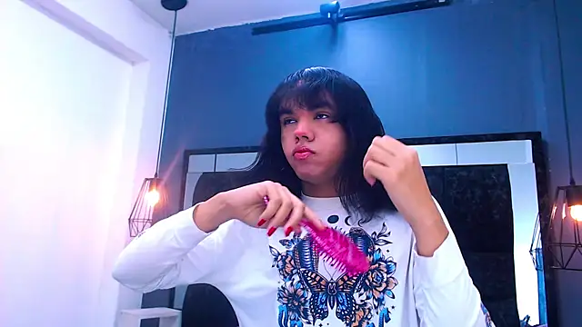 Snapshot of AndreaGil_ chatting on December 18, 2025, 12:33 pm AndreaGil online show from December 18, 2025, 12:33 pm