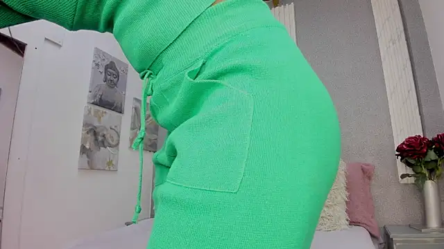 Snapshot of Scarleet_am chatting on February 7, 2025, 3:34 am Scarleet am online show from February 7, 2025, 3:34 am