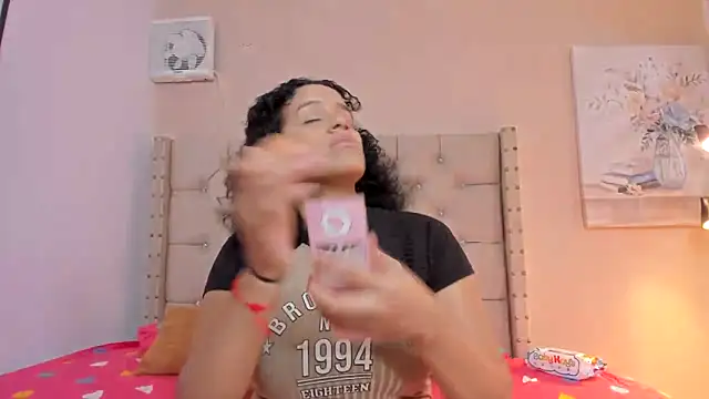 Snapshot of vanesasexyhot21 chatting on October 30, 2025, 2:35 am vanesasexyhot21 online show from October 30, 2025, 2:35 am