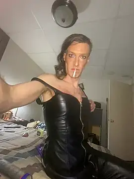 kikiwonderbar online show from March 18, 2026, 1:31 am