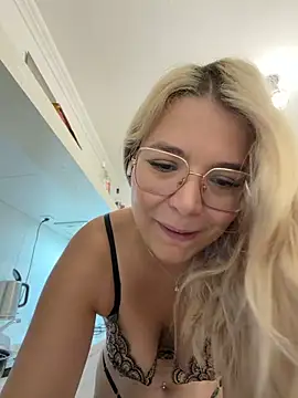 EmyLana online show from October 18, 2025, 7:53 am