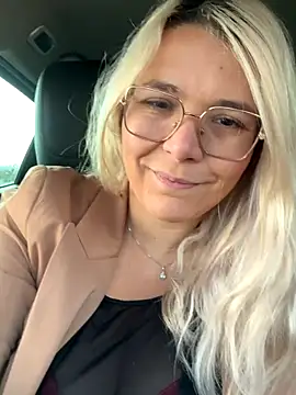 EmyLana online show from November 5, 2025, 6:24 am