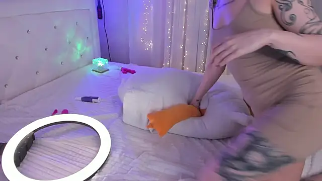 Natural pussy online show from March 7, 2025, 8:22 pm