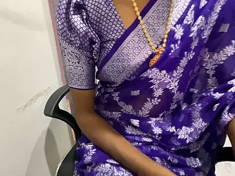 Snapshot of Honeyberose chatting on January 16, 2025, 11:37 am Honeyberose online show from January 16, 2025, 11:37 am