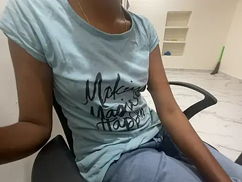 Snapshot of Honeyberose chatting on February 4, 2025, 4:29 pm Honeyberose online show from February 4, 2025, 4:29 pm