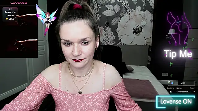 AriaGray online show from October 17, 2025, 8:22 pm