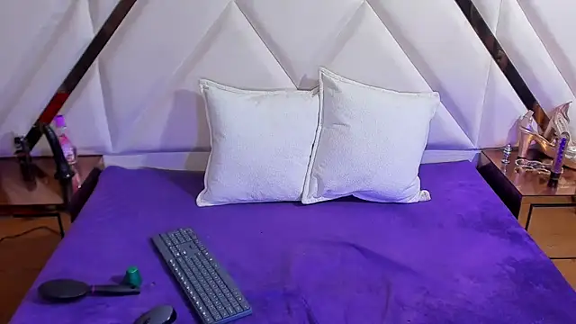 Snapshot of Aura_love69 chatting on March 6, 2025, 8:30 am Aura love69 online show from March 6, 2025, 8:30 am