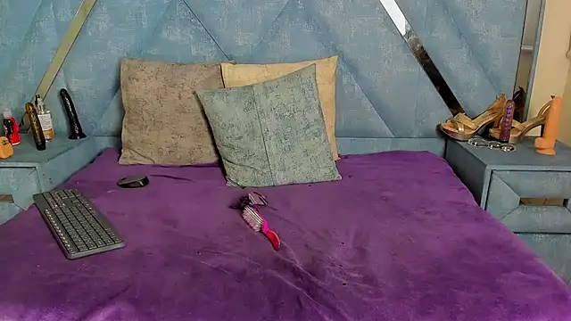 Snapshot of Aura_love69 chatting on December 1, 2025, 4:39 am Aura love69 online show from December 1, 2025, 4:39 am