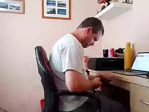 Snapshot of mrtickle1000 chatting on August 5, 2026, 10:51 am mrtickle1000 online show from August 5, 2026, 10:51 am