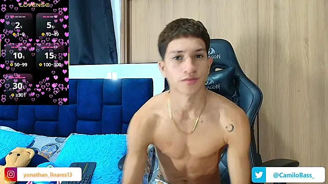 Snapshot of _CamiloBass chatting on October 8, 2025, 9:01 pm CamiloBass online show from October 8, 2025, 9:01 pm