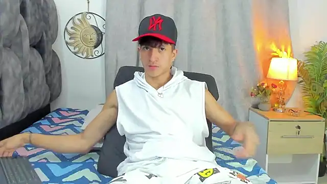  CamiloBass online show from April 14, 2026, 1:22 am