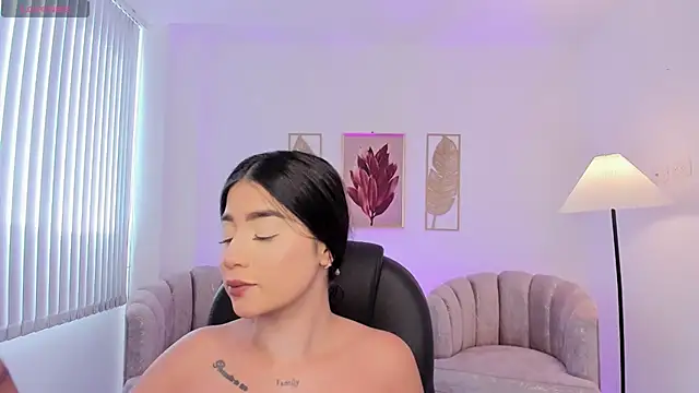 Snapshot of amelie_jhons chatting on October 17, 2025, 8:22 pm amelie jhons online show from October 17, 2025, 8:22 pm