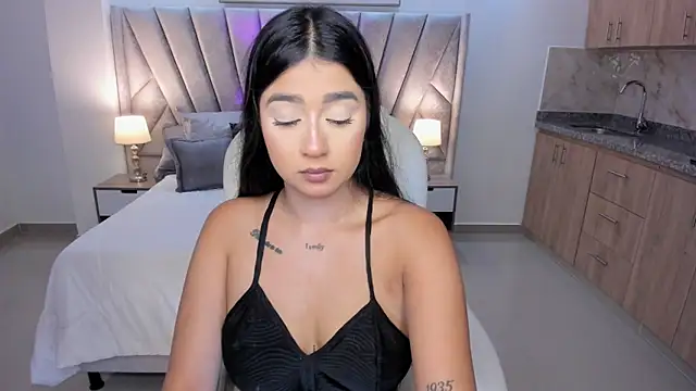 Snapshot of amelie_jhons chatting on October 18, 2025, 8:42 pm amelie jhons online show from October 18, 2025, 8:42 pm