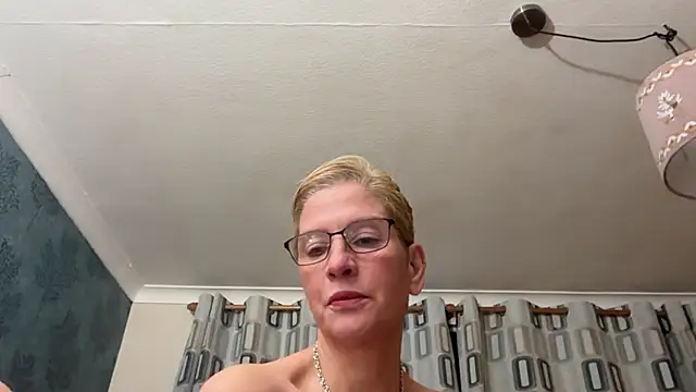 Snapshot of JennyHazel1 chatting on March 10, 2026, 9:42 pm JennyHazel1 online show from March 10, 2026, 9:42 pm