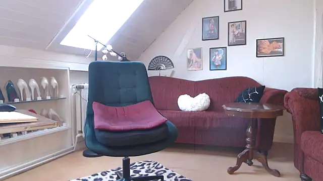 Snapshot of GinaBlonde chatting on February 1, 2025, 2:24 pm GinaBlonde online show from February 1, 2025, 2:24 pm