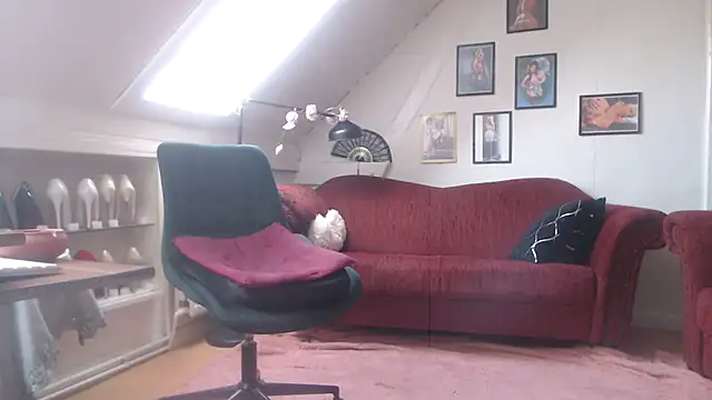 Snapshot of GinaBlonde chatting on March 8, 2025, 1:25 pm GinaBlonde online show from March 8, 2025, 1:25 pm